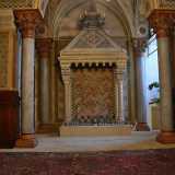 Arriviamo ora al piano nobile, il pi� ricco di simboli esoterici. La stanza che ci lascia pi� sbalorditi � sicuramente il �salone del camino�. Il camino, introdotto da due colonne parallele simbolo di dualit�, ricorda infatti moltissimo la conformazione di un tempio